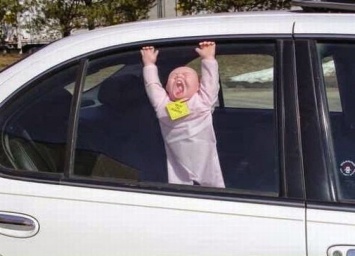 Психологи выяснили, чем родители раздражают детей в поездках на авто