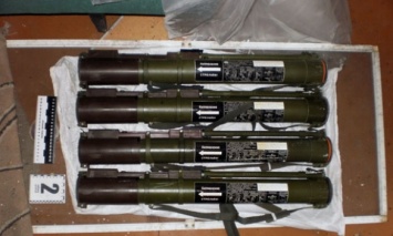 В Донецкой обл. милиционеры обнаружили в тайнике четыре РПГ и более 400 патронов
