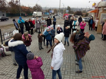 Запорожский волонтер-кандидат проводит праздники для детей