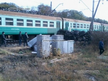В Донецкой области электричка протаранила грузовик и сошла с рельсов. ФОТО