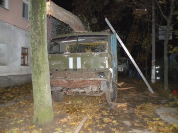 В центре Николаева военный КАМАЗ врезался в дерево