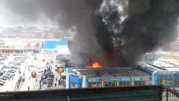 В Екатеринбурге горит Уралмашевский рынок