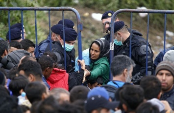 Власти Хорватии впускают беженцев маленькими группами