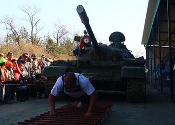 Приморский спортсмен сдвинул танк и поставил новый мировой рекорд
