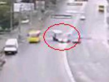 ВИДЕО ДТП в Киеве: грузовик отправил легковушку в свободное вращение