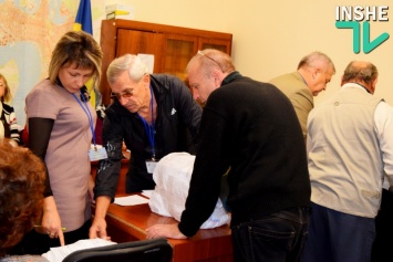 В Николаевском горизбиркоме уже 14 часов принимают протоколы и бюллетени по выборам депутатов Николаевского облсовета