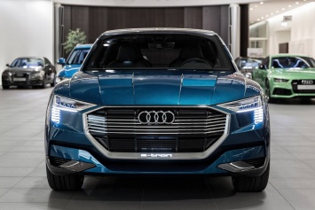Концепт Audi e-tron quattro показался на новых фото
