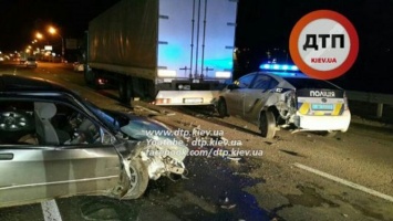 В Киеве автомобиль протаранил машину патрульной полиции