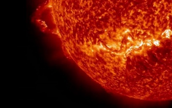 Ученые обнаружили на Солнце огромную магнитную нить
