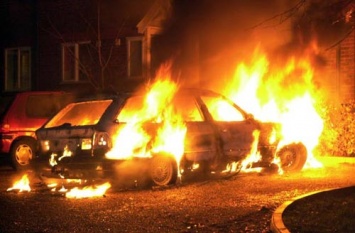Пожарные ликвидировали возгорания в автомобилях