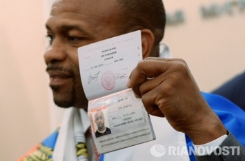 Американский боксер Рой Джонс официально стал «русским» (ФОТО)