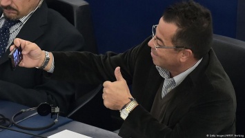 Евродепутат оштрафован за фото Меркель в образе Гитлера