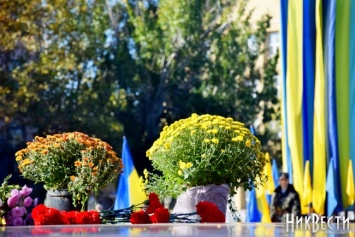 В Николаеве по случаю Дня освобождения от фашистов состоялось традиционное возложение цветов