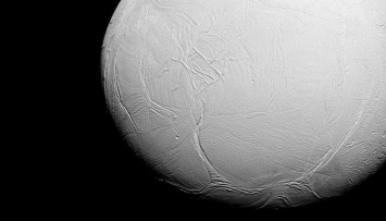 Аппарат NASA Кассини примет «ледяной душ» возле спутника Сатурна