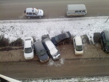 В Кемерово водитель LADA Granta протаранил 4 машины и скрылся с места ДТП