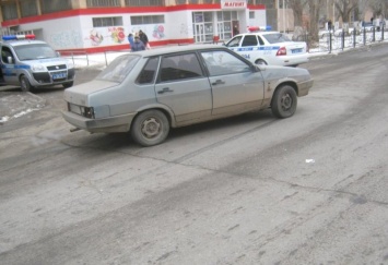 В Воронеже водитель сбил девушку, покинул машину и сбежал