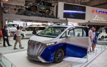 На автосалоне в Токио Toyota презентовала кабриолет Alphard Hercule