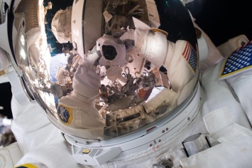 Астронавт Скот Келли выложил селфи из открытого космоса