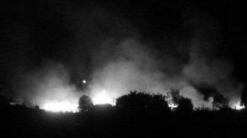 Пожарным удалось локализовать очаг возгорания на складе боеприпасов в Сватово