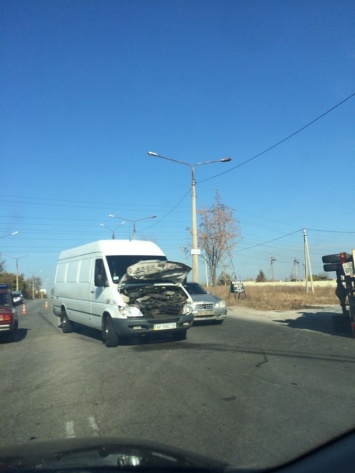 ДТП в Запорожье: грузовик лежит, а рядом "побитый" микроавтобус