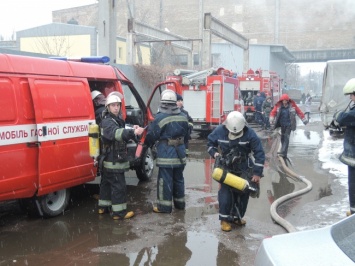 Во время пожара жильцов эвакуировали через балкон