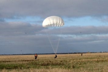 За две недели николаевские десантники выполнили почти 1 тысячу 200 прыжков с парашютом