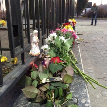 Киевляне несут цветы под посольство РФ, чтоб почтить память погибших в авиакатастрофе в Египте
