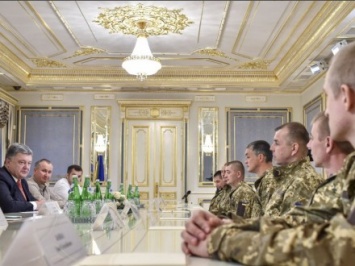 Президент встретился с военными, освобожденными из плена боевиков