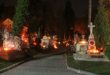На Лычаковском кладбище зажгли тысячи свечей в День памяти умерших
