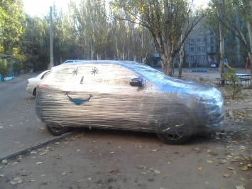 В Николаеве борцы с "автобыдлом" упаковали машину нарушителя в пищевую пленку