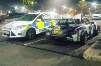 Пошутил на Хэллоуин: полиция заломала владельца авто с «трупом» на спойлере