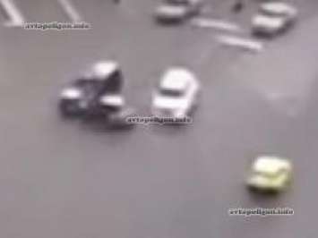 ВИДЕО ДТП в Киеве: на Леси Украинки-Бастионной ВАЗ врезался в Mercedes G-Klasse