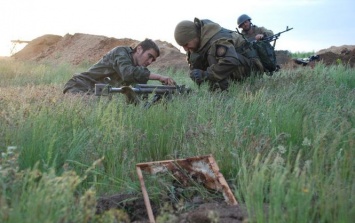 Террористы трижды обстреляли позиции сил АТО из стрелкового оружия и АГС
