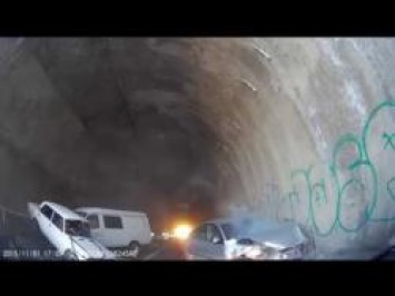 ДТП в Крыму: на трассе Ялта-Севастополь, в тоннеле столкнулись три авто - пострадало шесть человек. ВИДЕО