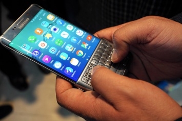 Samsung начала продажи в России съемной QWERTY-клавиатуры для Galaxy Note 5 за 5000 рублей