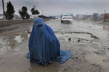 В сети появилось видео казни афганской девушки, которую за измену забили камнями