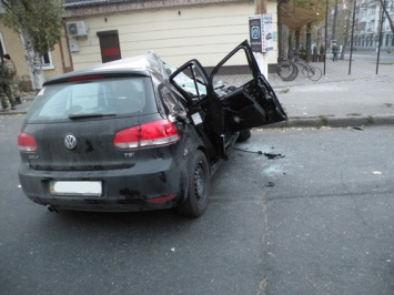 В Николаеве БТР протаранил Volkswagen - в результате пострадала пассажир легковушки