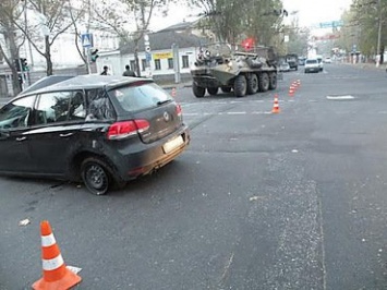 Бронетранспортер БТР 60П протаранил легковушку в городе Николаеве