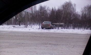В Омске начинающий водитель снес столб у парка Победы