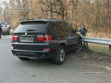 ДТП под Киевом: на трассе "Киев-Борисполь" женщина на Hyundai отправила BMW Х5 в отбойник. ФОТО