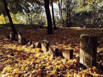 Экстремалы Ровно превратили еврейское кладбище в площадку для развлечений