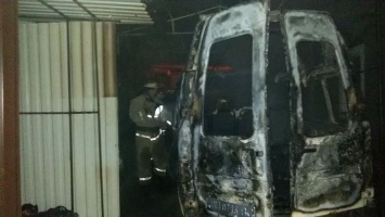 В Вознесенске замыкание электропроводки сожгло «Форд Транзит» и повредило окна в жилом доме и летней кухне
