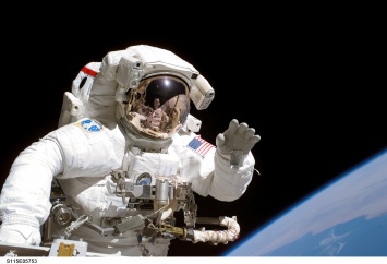 Астронавты NASA готовятся к выходу в открытый космос