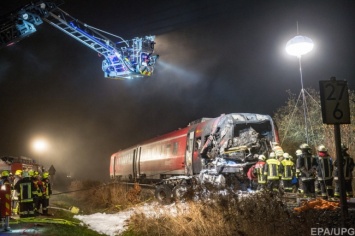 В Германии поезд врезался в армейский тягач: двое человек погибли