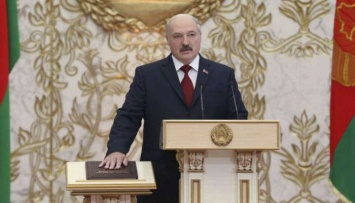 Лукашенко просит Россию и Запад не разрывать Беларусь