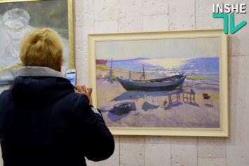 Немного солнца в прохладной воде: в Николаеве открылась масштабная выставка одесских художников