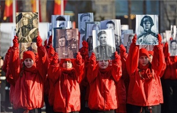 В Москве на Красной площади тысячи подростков выстроились в слово «Победа»