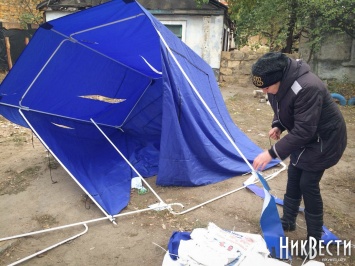 В Николаеве подверглись нападению агитаторы Дятлова - им поломали и порезали палатки
