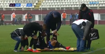 Курьез в Румынии: неуклюжие медики рассмешили весь стадион (ВИДЕО)