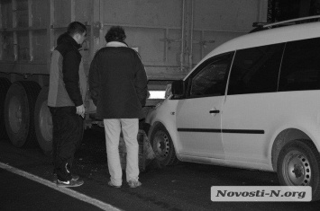 Возле Варваровского моста легковое авто врезалось в КамАЗ